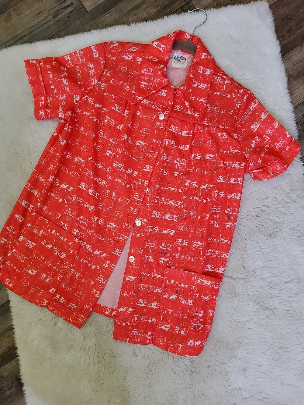 1970s Dagger Collar Orange Coral and White Short-Sleeve Button Shacket Style Top